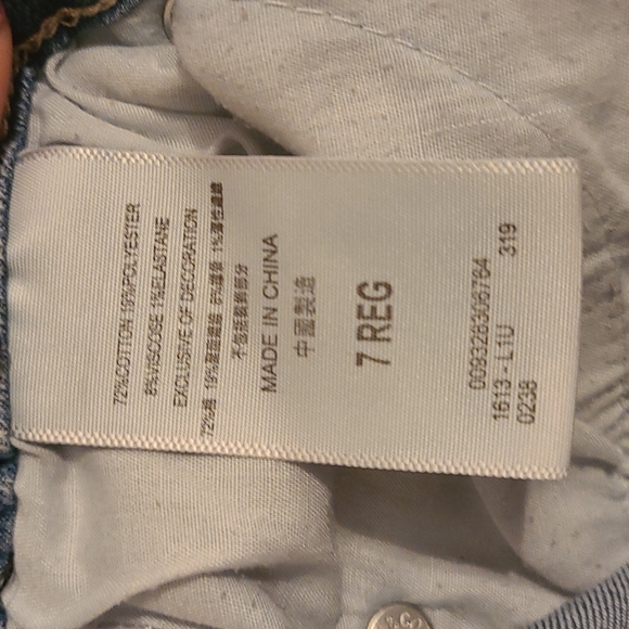 Girls Light Wash Levis - Picture 8 of 8